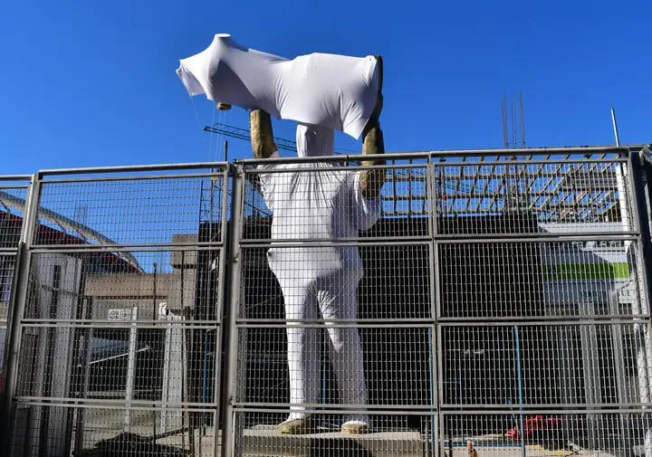 La estatua está tapada desde fines del año pasado (Marcelo Carroll). 