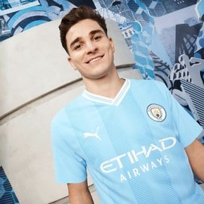 Julián Álvarez, modelo de la nueva camiseta del Manchester City