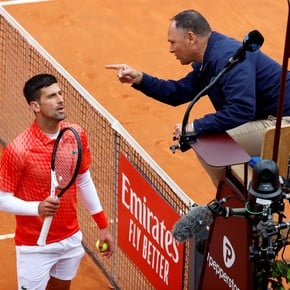Arde Djokovic en Roma: pica con Rune, polémica con el umpire y eliminación