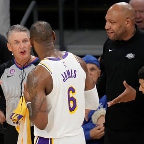 Video: en la derrota de los Lakers, LeBron golpeó al árbitro y lo dejó sangrando