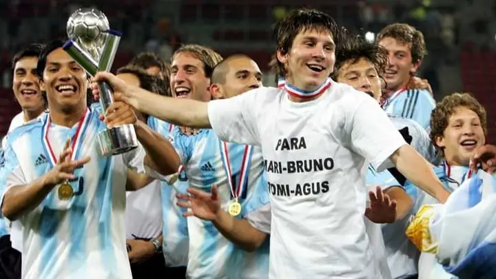 Messi festeja con el título del Sub 20 en 2005.