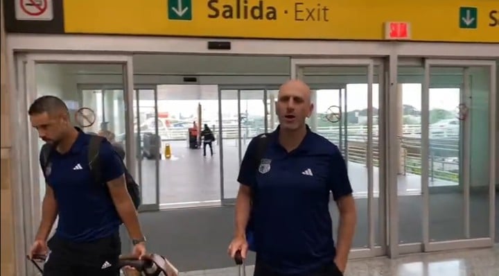 Miguel Rondelli, entrenador de Emelec, al ingresar al aeropuerto de Guayaquil, previo al viaje a Argentina.