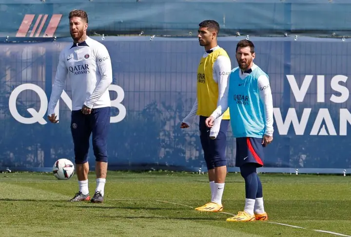 Messi en la práctica, con Ramos y Hakimi (afp).