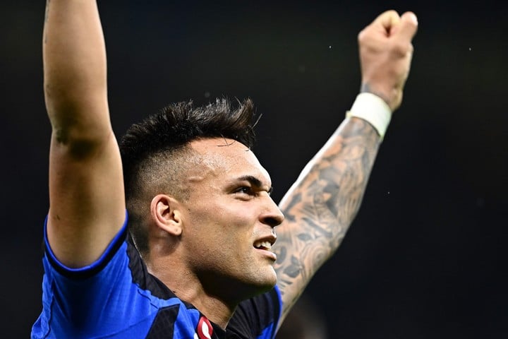 Inter Milan's Argentinian forward Lautaro Martinez celebrates after scoring his side's third goal during the Italian Serie A football match between Inter and Atalanta on May 27, 2023 at the Giuseppe-Meazza (San Siro) stadium in Milan. (Photo by GABRIEL BOUYS / AFP)