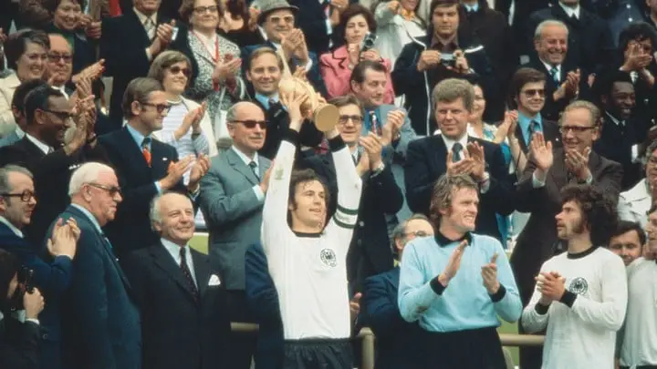 Franz Beckenbauer, capitán y campeón en Alemania 1974.