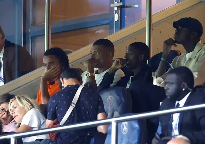 Mbappé observó el partido ante Lorient desde un palco. (Foto: Reuters)