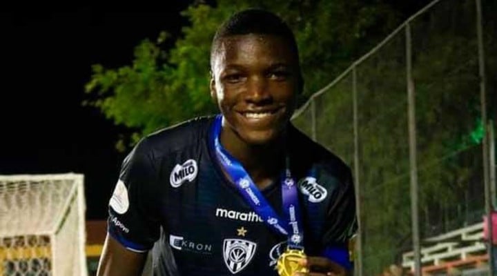Moisés Caicedo con la medalla de campeón de la Libertadores Sub 20 2020. (@IDV_EC)