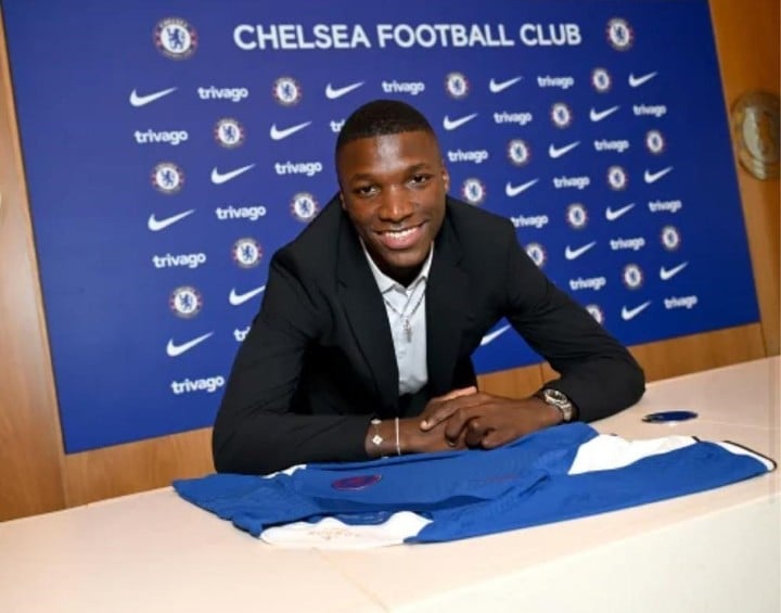 Moisés Caicedo, nuevo futbolista del Chelsea: firmó hasta 2021.