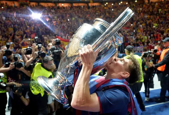 Messi besa una de las Champions que ganó en Barcelona (AP).
