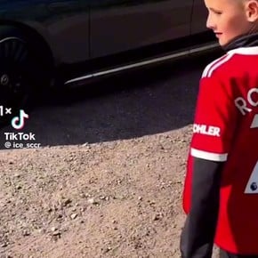 Video: la emoción de Garnacho frente a dos nenes que le hicieron un regalo
