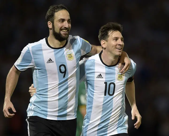 Messi con Higuaín, años atrás (AFP). 