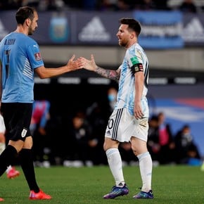 De capitán a capitán: Godín reveló qué le dijo a Messi tras su renuncia a la Selección Argentina