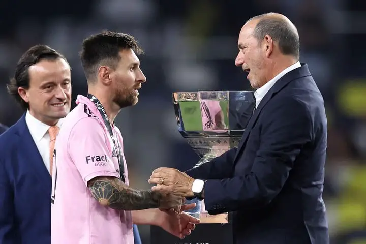 Así recibía la copa Messi. (AFP)