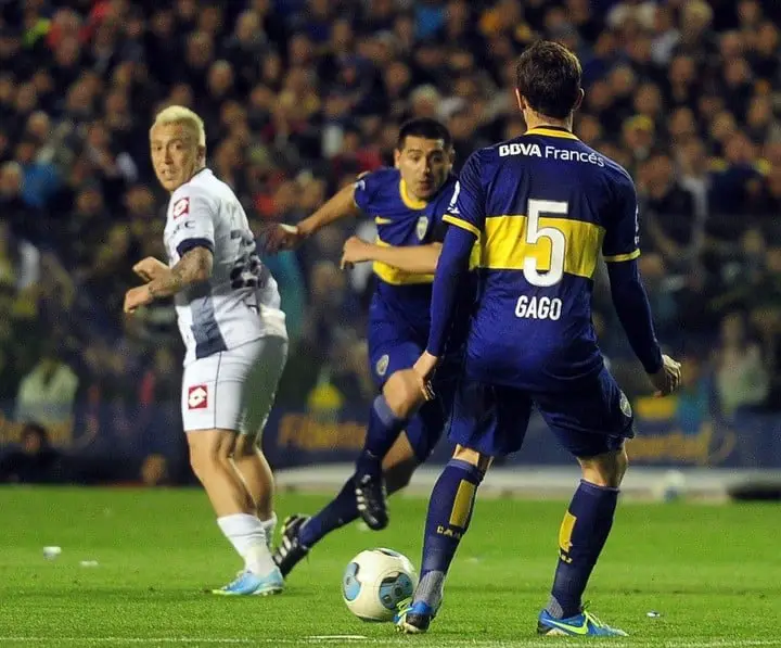 Riquelme y Gago, en su primer partido juntos en Boca, ante Quilmes en 2013. Foto: Olé