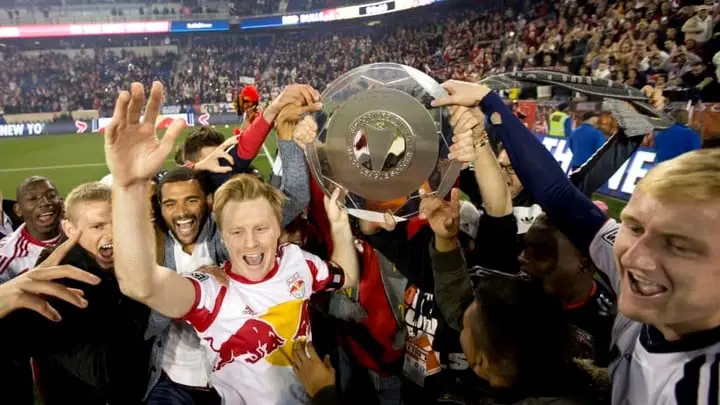 Uno de los tres MLS Supporter's Shield conseguido por Red Bull New York.