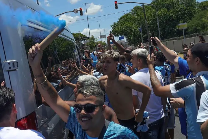 La locura de los hinchas de Gremio ante la llegada de Luis Suárez. (AFP)