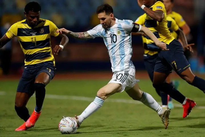Arboleda ante Messi en la Copa América 2021. 