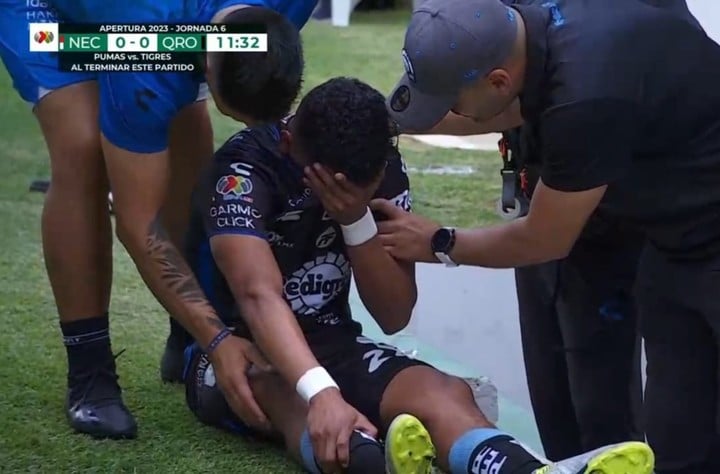 Jonathan Perlaza salió lesionado en Querétaro contra Necaxa (captura de TV).
