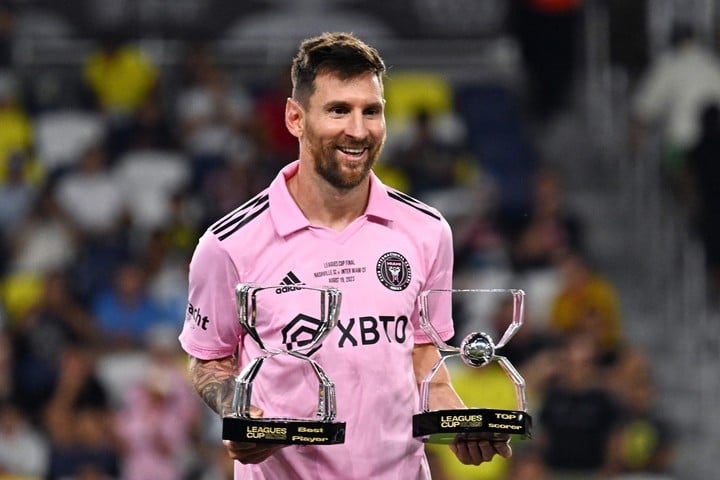 Leo posó con los trofeos de goleador y mejor jugador de la Leagues Cup. (AFP)