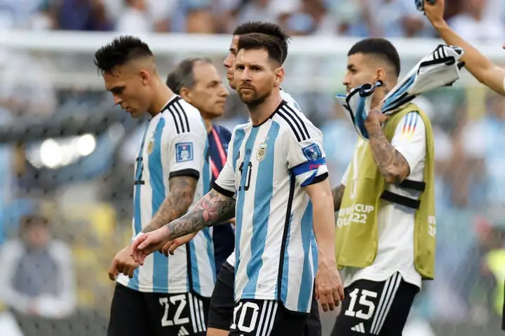 Messi y el resto de jugadores de la Selección tras la derrota ante Arabia Saudita. (EFE/ Juan Ignacio Roncoroni)