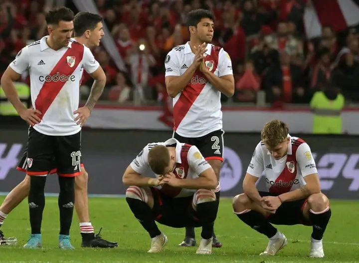 Los jugadores de River, golpeados tras la eliminación de la Copa en Porto Alegre. (Photo by NELSON ALMEIDA / AFP)