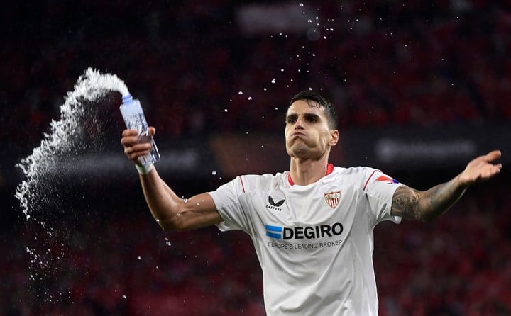 Lamela con una botella. El agua estará a mitad de precio en el debut del Sevilla (AFP).