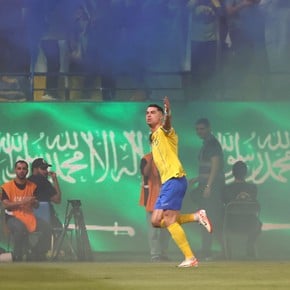 Video: insólito gol de Cristiano Ronaldo en medio del humo en el estadio
