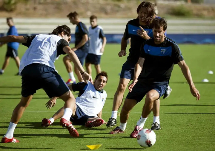Demichelis y Van Nistelrooy en una práctica con el Málaga en 2011. EFE.