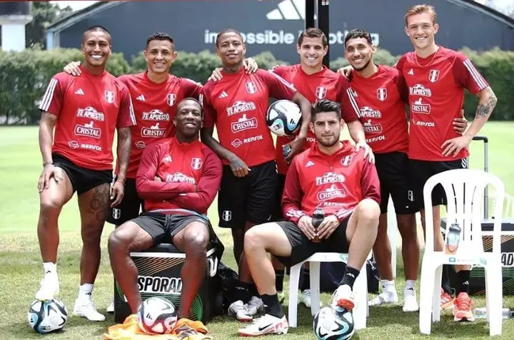 Oliver Sonne, en una foto grupal junto a Advíncula, Yotún y Zambrano, entre otros futbolistas (Prensa FPF).