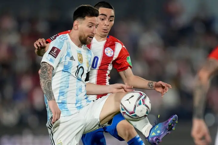Almirón intentando marcar a Messi. (AP)