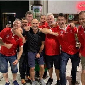 Arbitro de Los Pumas vs. Gales: el de la polémica foto festejando con galeses