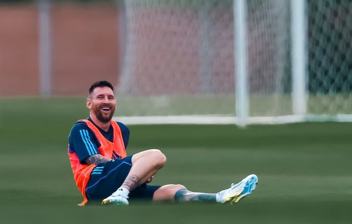 Messi sonriente antes de jugar con Paraguay. EFE/Juan Ignacio Roncoroni