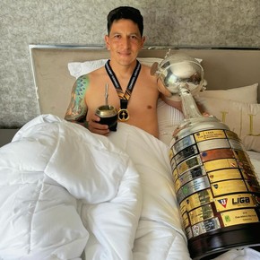 A lo Messi, la foto de Cano en la cama con la Copa Libertadores