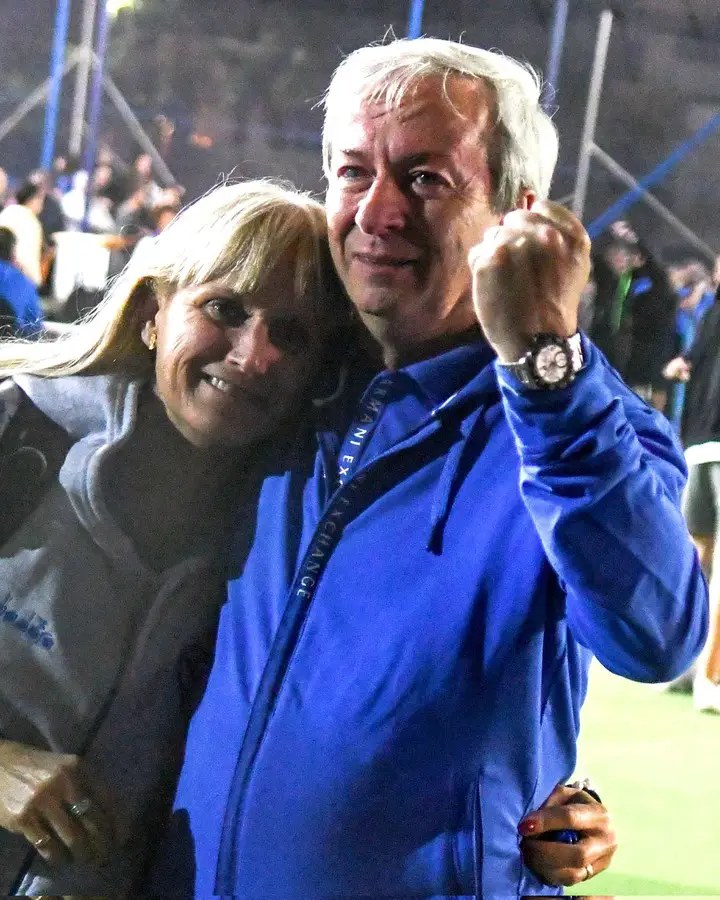 Berlanga festeja con su esposa la victoria en Vélez.