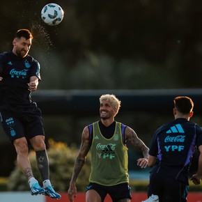 El gran salto de Messi y la sonrisa del platinado De Paul en la práctica de la Selección