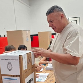 La broma de Chiqui Tapia en las elecciones 2023: fue a votar "vestido de urna"