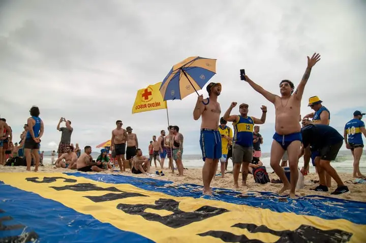 La gente de Boca en Copacabana, antes de las corridas. (AFP)