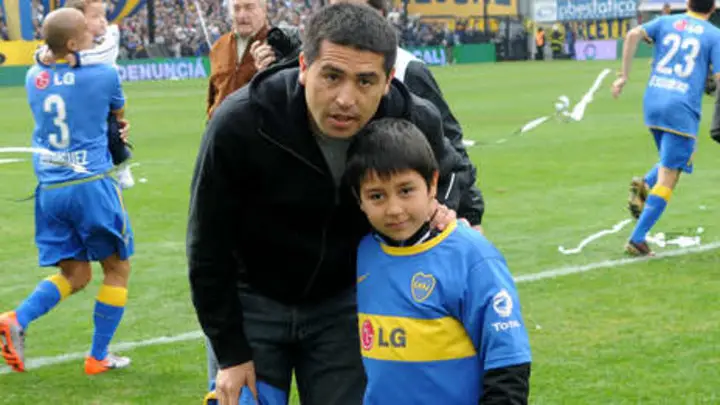 Riquelme y su hijo Agustín, de chiquito, en la Bombonera.