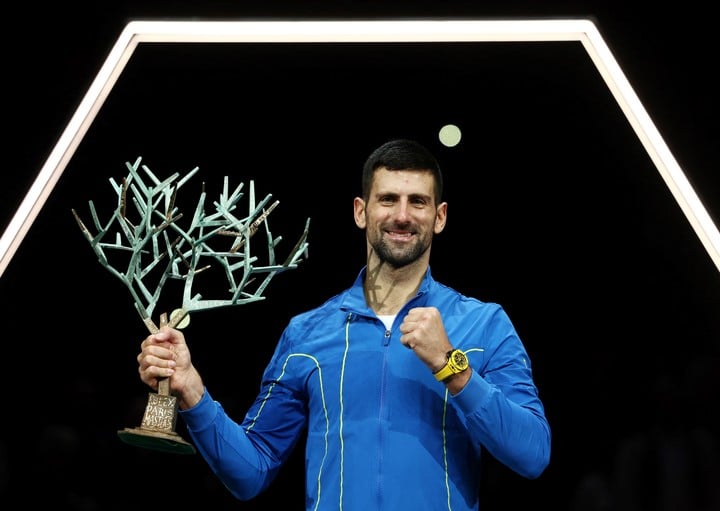 Djokovic con el trofeo del Masters de París.