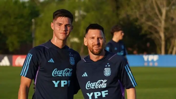 Marco Pellegrino junto a Lionel Messi entrenándose en el Predio que lleva el nombre del capitán de la Selección.