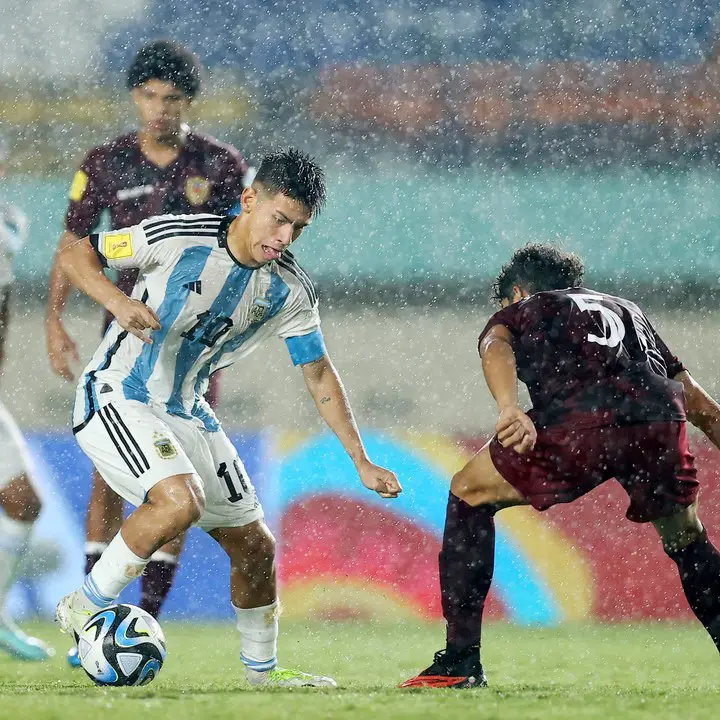El Diablito Echeverri se lleva la pelota bajo la lluvia. @Argentina.