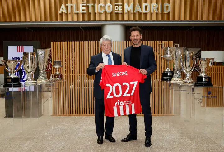 Lleva 12 años, con ocho títulos y 642 partidos, más que nadie en su historia. En la foto, posa con el presidente del club, Enrique Cerezo. (EFE/Atlético de Madrid)