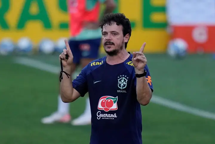 Fernando Diniz dirige la práctica carioca (AP)